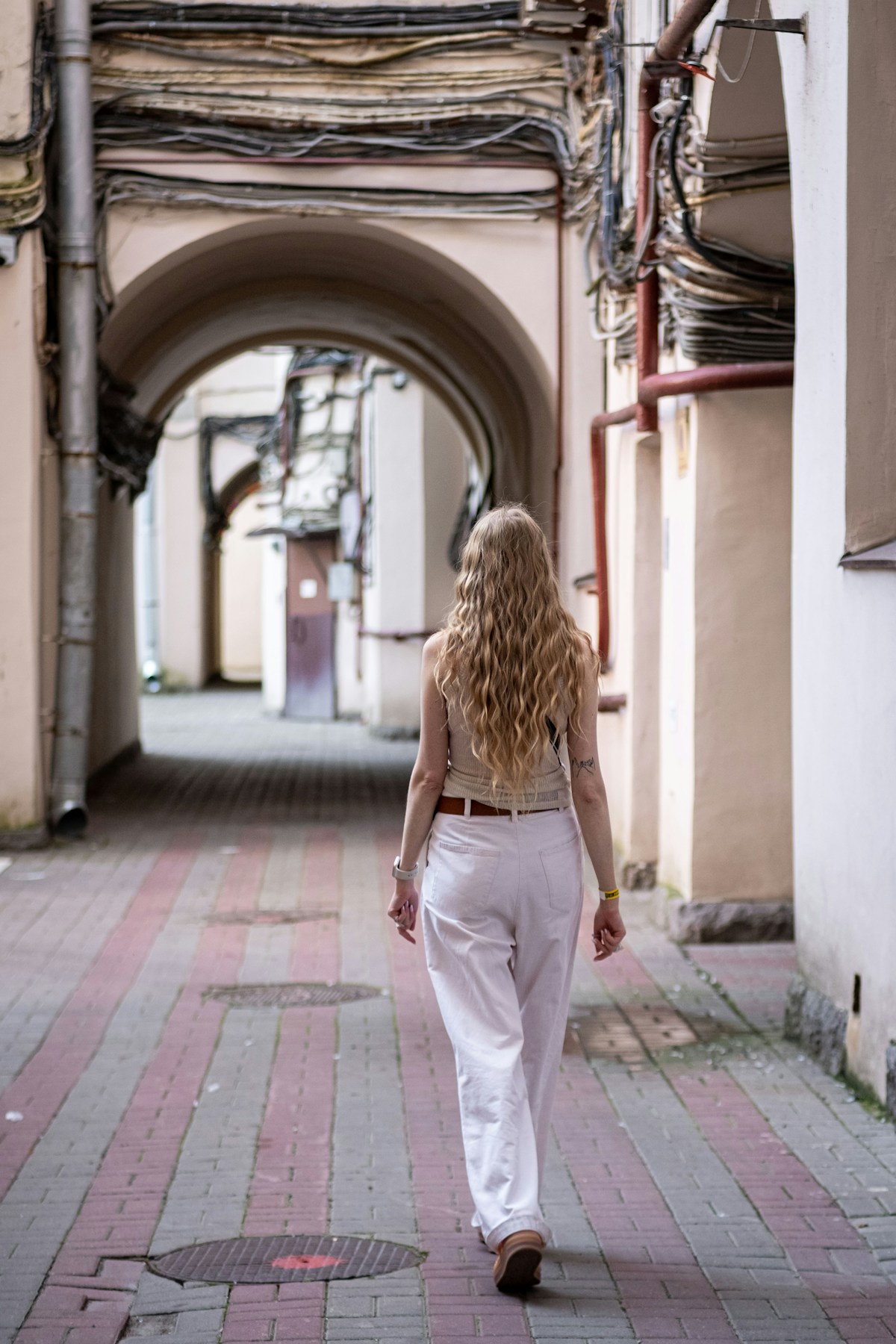 Woman wearing linen pants casual summer style