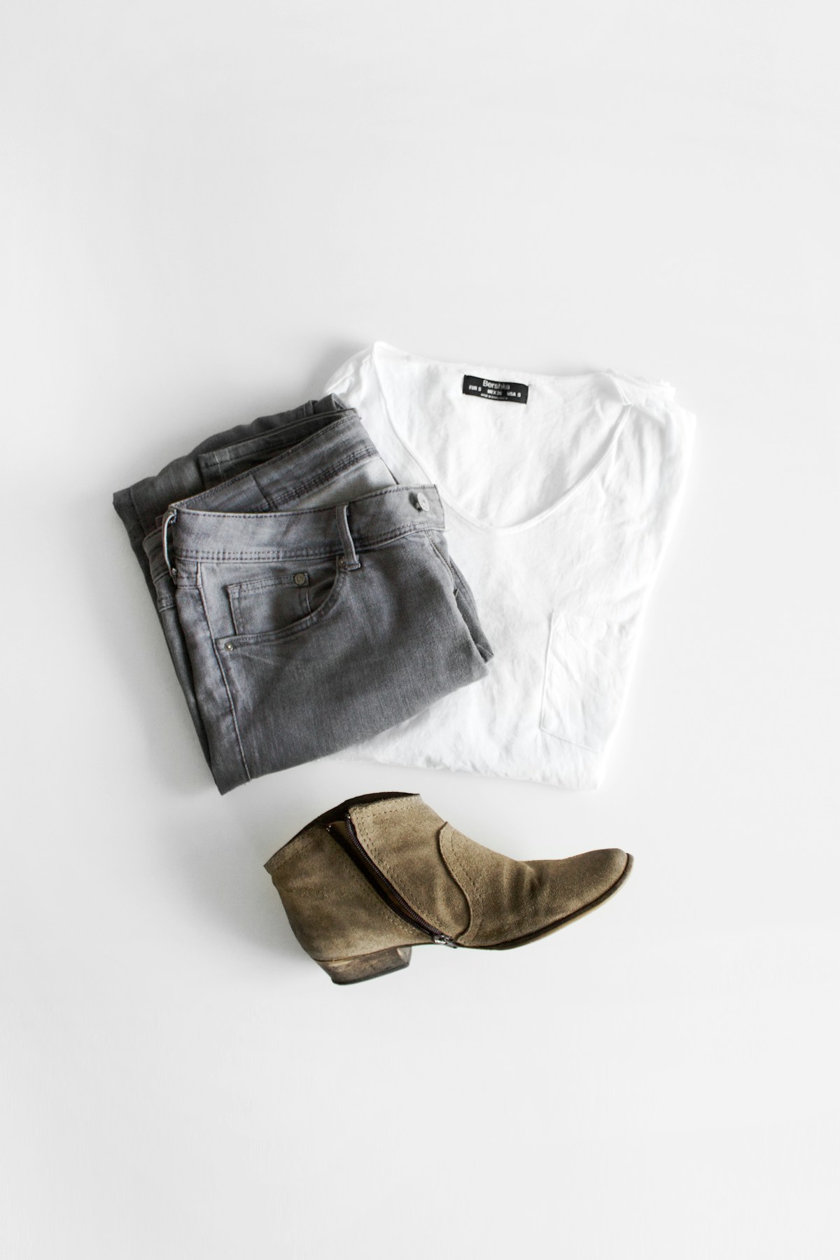 minimalist fashion style for women capsule wardrobe